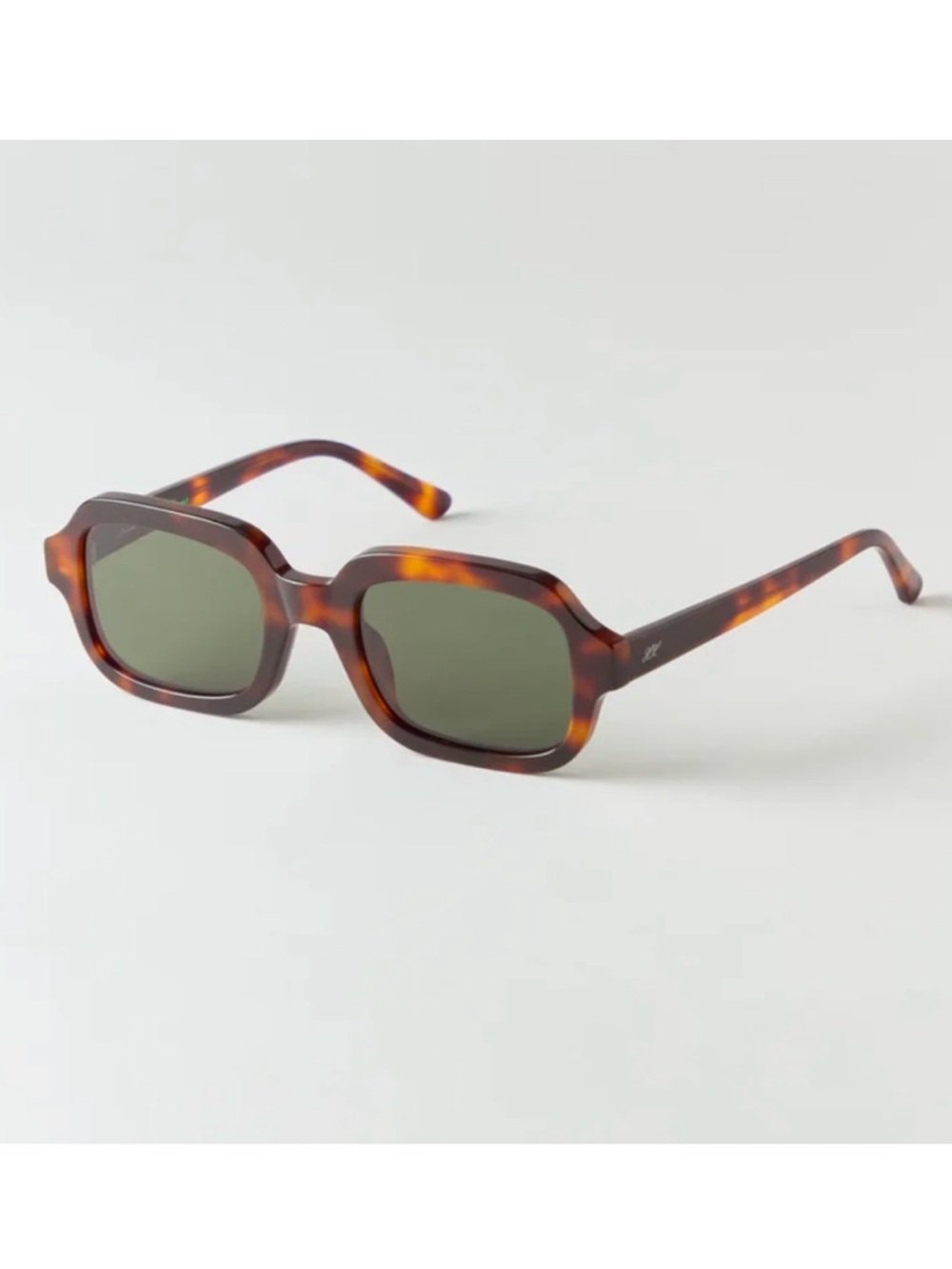 Lexxola Jordy Sunglasses in Midnight/Tort